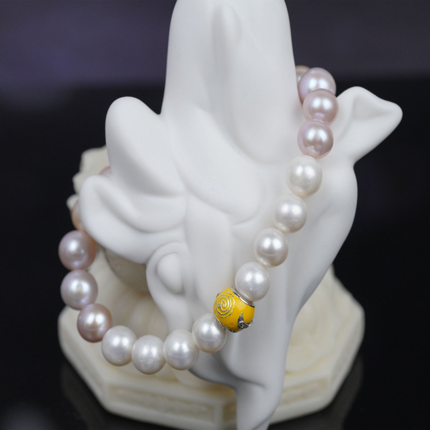 natural pearls & gemstone amulet bracelet – energy stone jewelry for protection, emotional balance & timeless sophistication