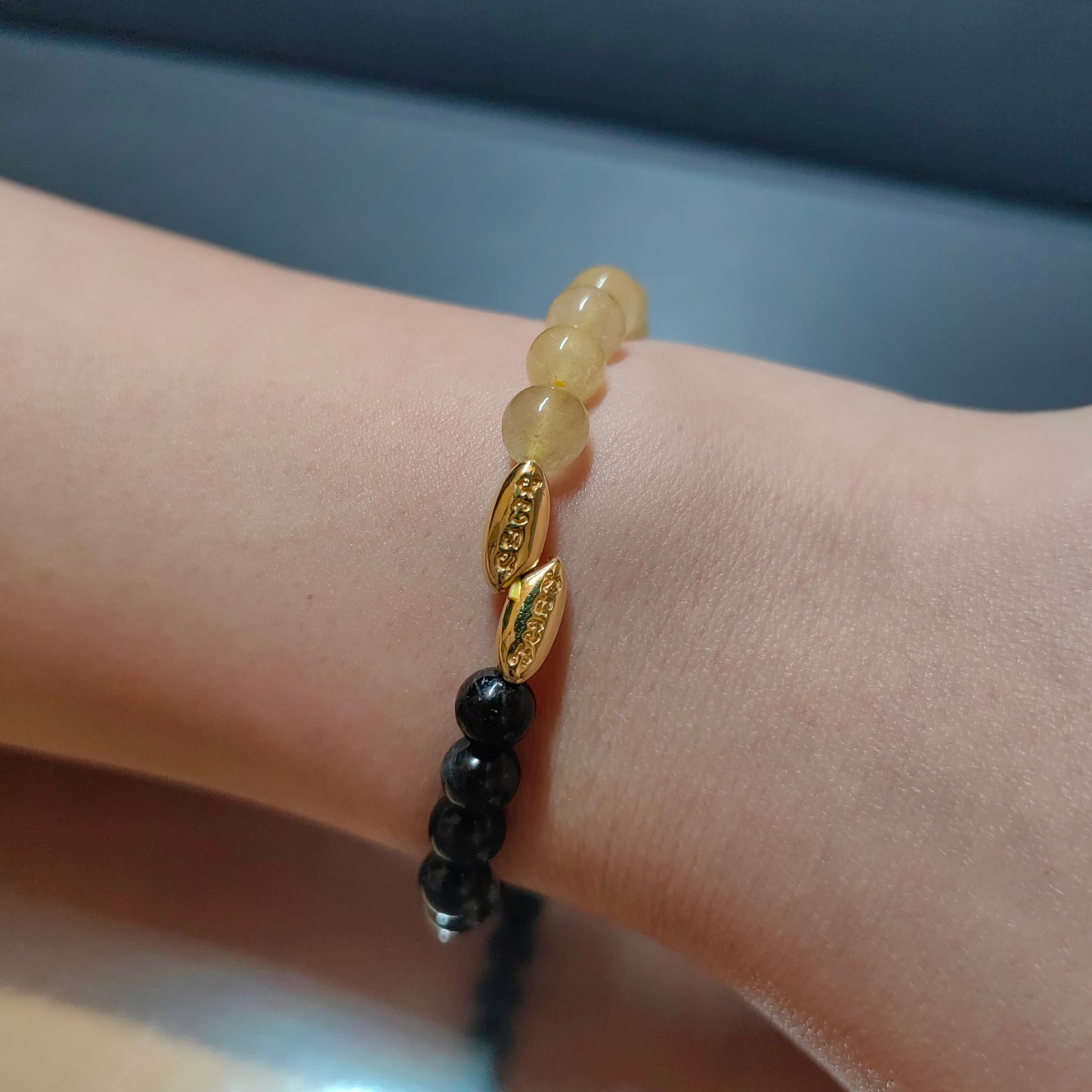 pulsera de lujo de turmalina negra en plata 925 con detalles de ojo de tigre para una abundancia económica y elegancia cotidiana