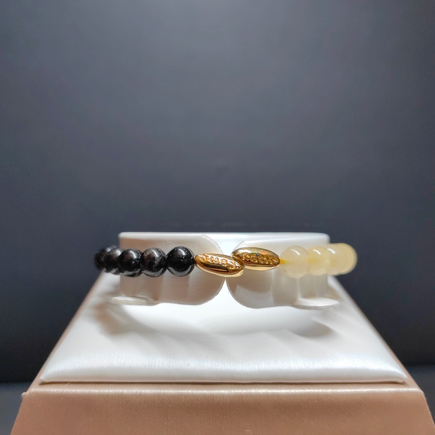 pulsera de lujo de turmalina negra en plata 925 con detalles de ojo de tigre para una abundancia económica y elegancia cotidiana