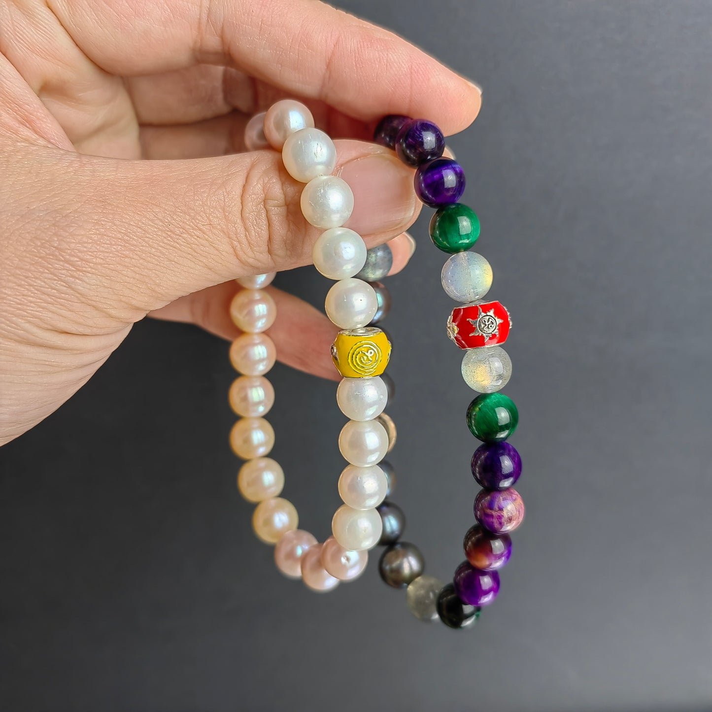 natural pearls & gemstone amulet bracelet – energy stone jewelry for protection, emotional balance & timeless sophistication
