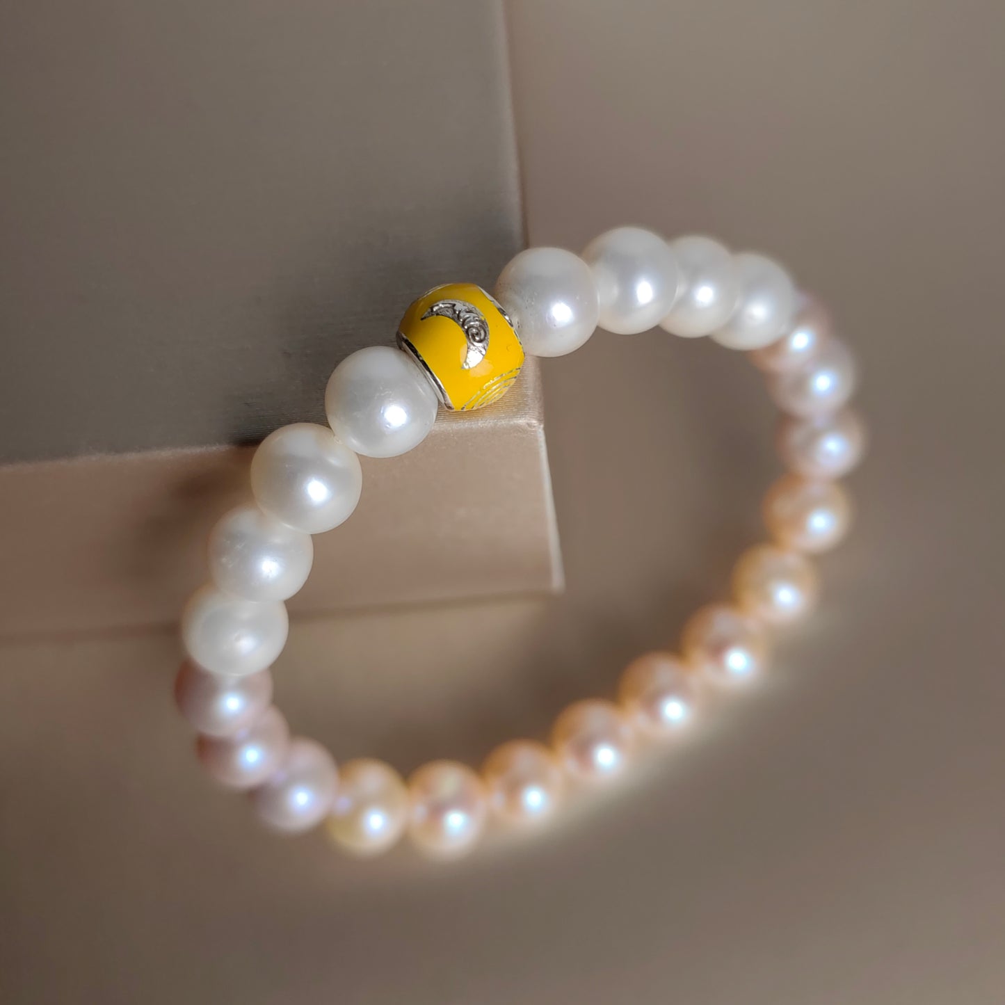 natural pearls & gemstone amulet bracelet – energy stone jewelry for protection, emotional balance & timeless sophistication
