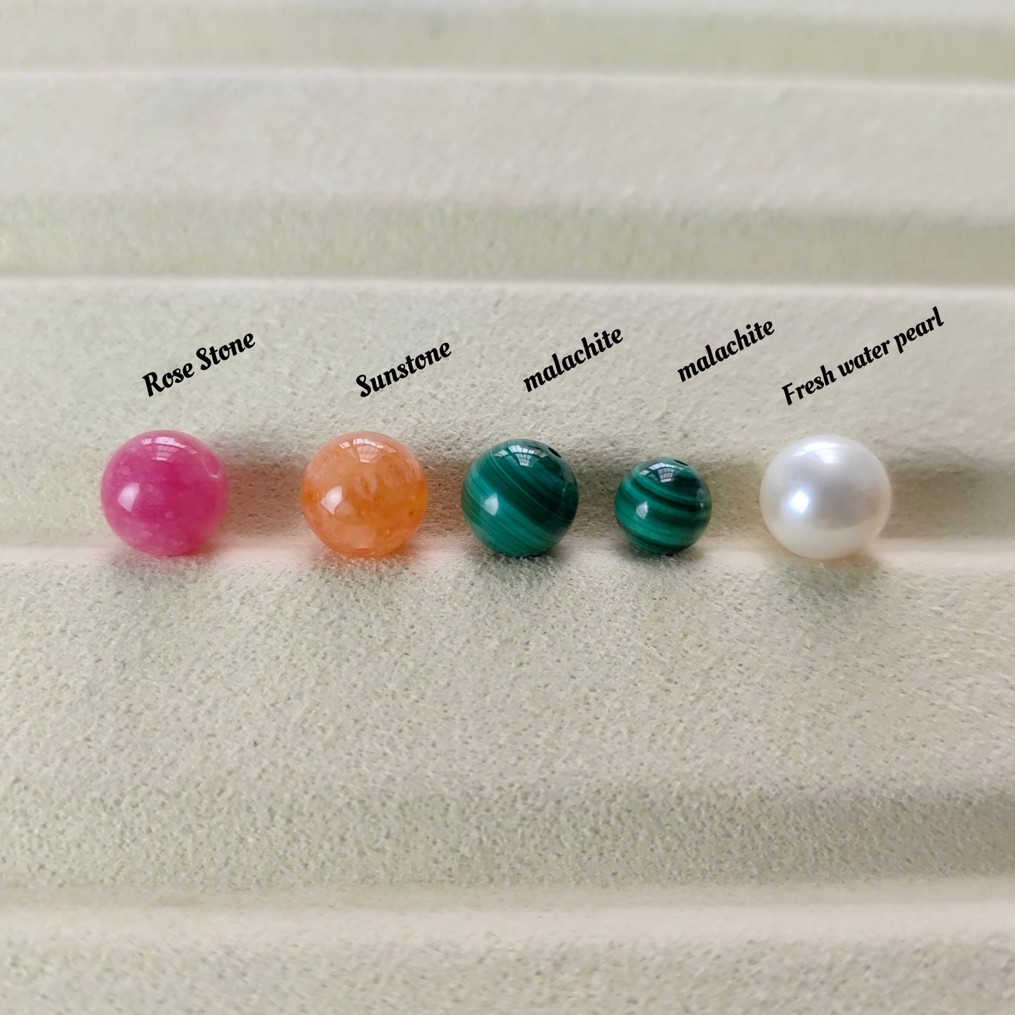 pure silver peace lock pingansuo bracelet ，elegant jewelry for girls symbolizing nobility，refined pearl bracelet with malachite and sunstone