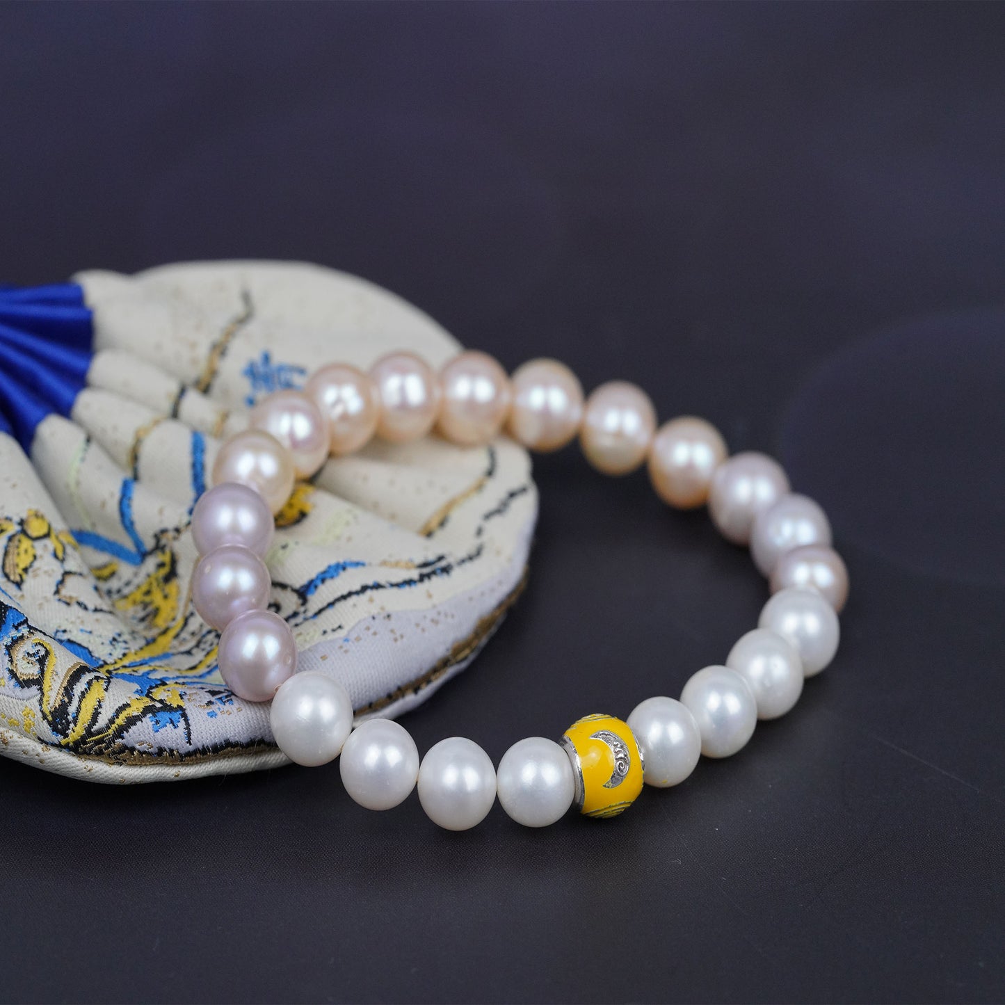 pulsera de amuleto de perlas naturales y piedras preciosas: joyería con piedras energéticas para protección, equilibrio emocional y sofisticación atemporal