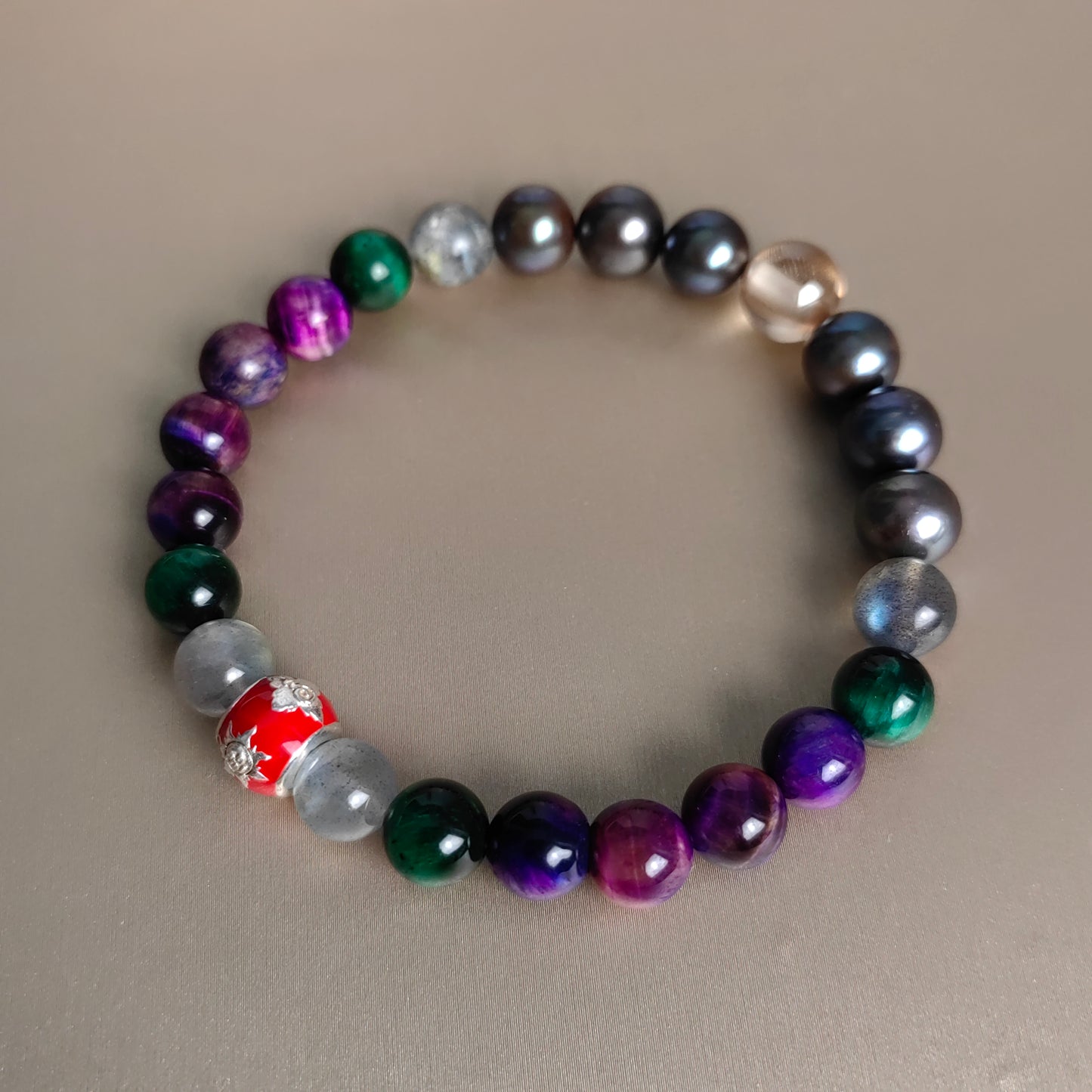 pulsera de perlas y piedras preciosas naturales con dijes: joyería de protección espiritual para energía positiva