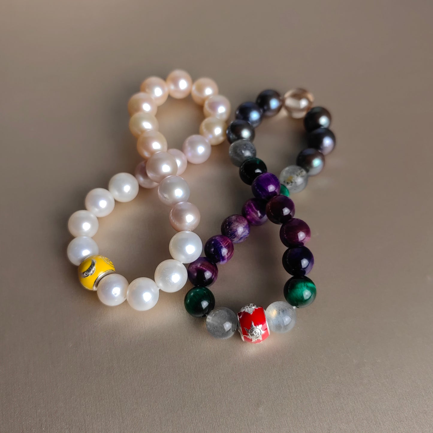 pulsera de amuleto de perlas naturales y piedras preciosas: joyería con piedras energéticas para protección, equilibrio emocional y sofisticación atemporal