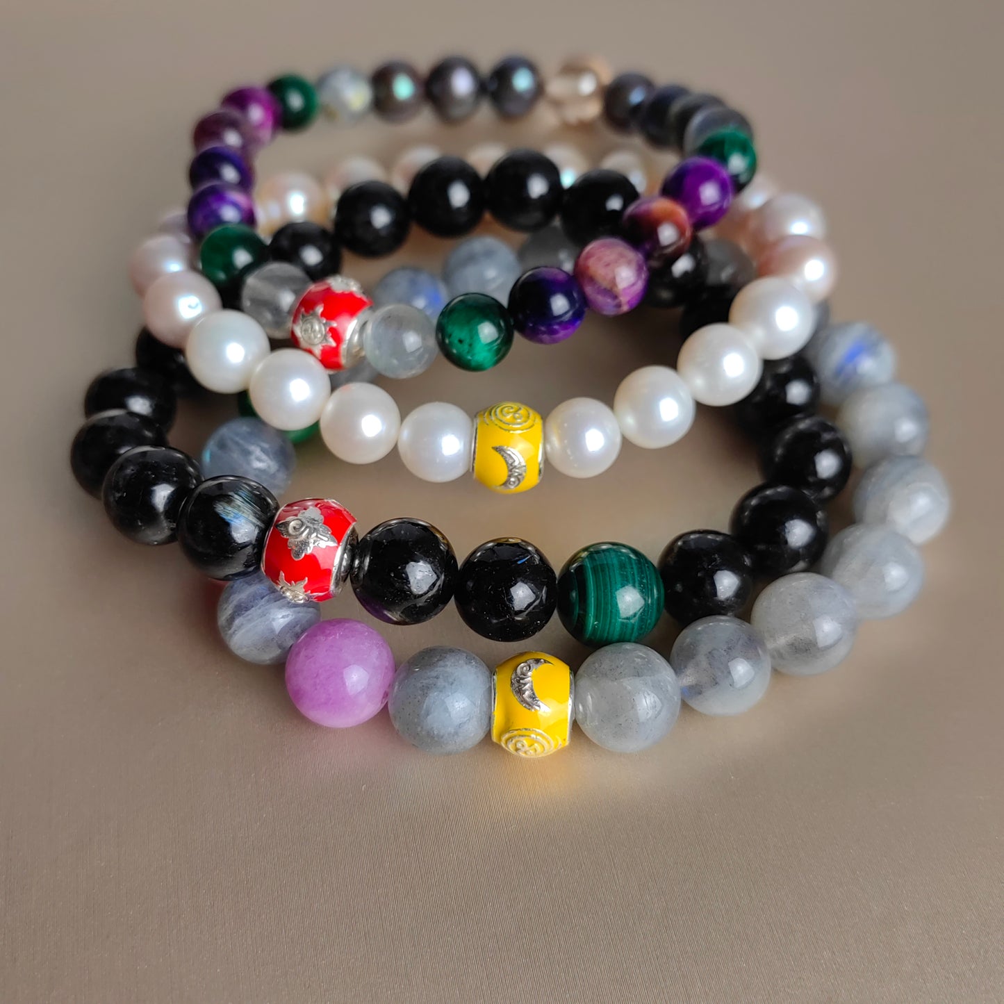 pulsera de amuleto de perlas naturales y piedras preciosas: joyería con piedras energéticas para protección, equilibrio emocional y sofisticación atemporal